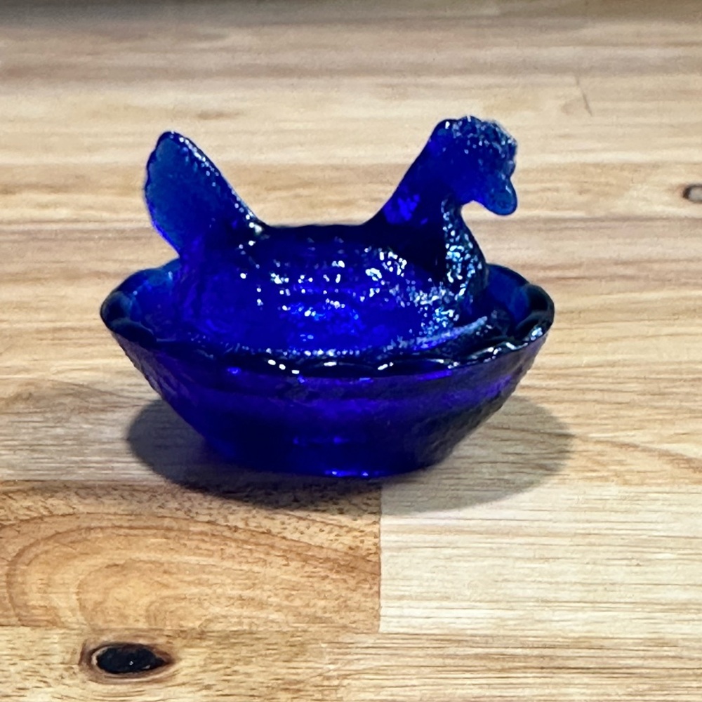 COBALT BLUE DEPRESSION STYLE GLASS MINI HEN ON NEST CHICKEN SALT DISH